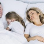 Existe algum problema em deixar os filhos dormirem na cama dos pais?
