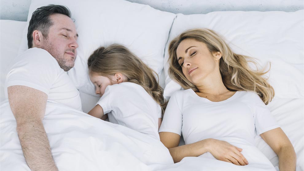 Read more about the article Existe algum problema em deixar os filhos dormirem na cama dos pais?
